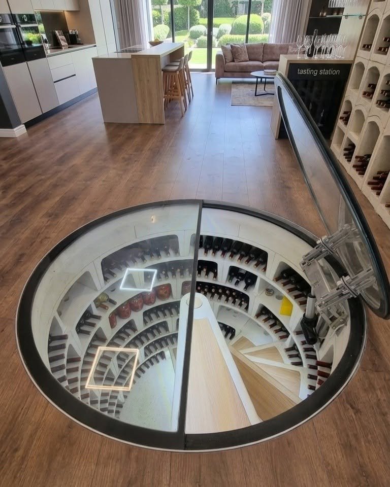 Beci circular deschis într-un interior modern